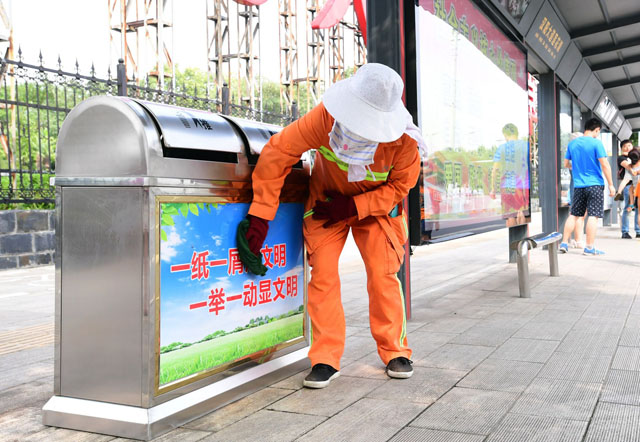 春節前對果皮箱進行清洗