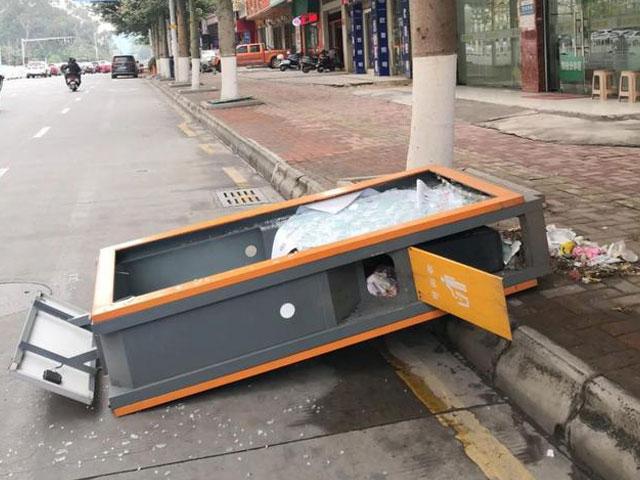 韶關男子街頭狂踹垃圾箱故意毀壞公共設施