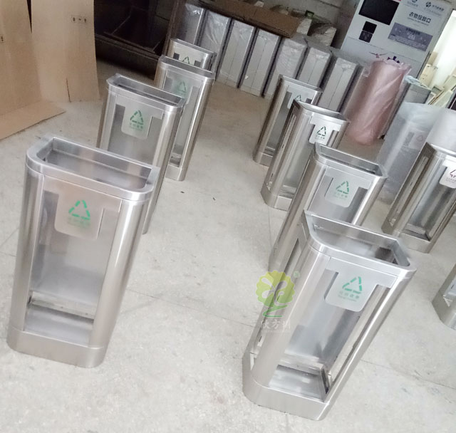 地鐵站透明分類果皮箱